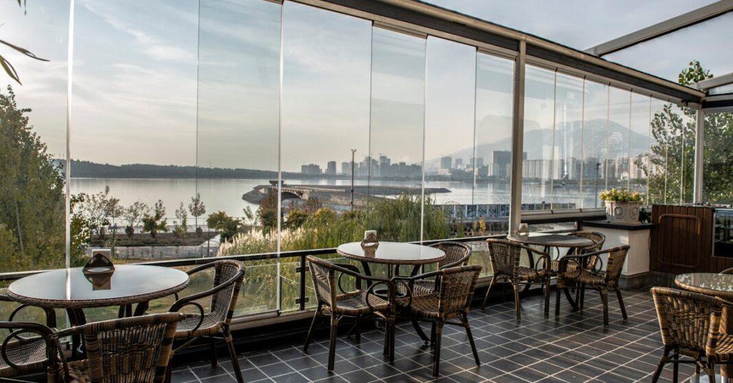 découvrez l'ambiance idéale pour profiter des journées ensoleillées avec notre sélection de terrasses. aménagez votre espace extérieur avec style et confort, parfait pour des moments de détente ou des repas conviviaux en plein air.