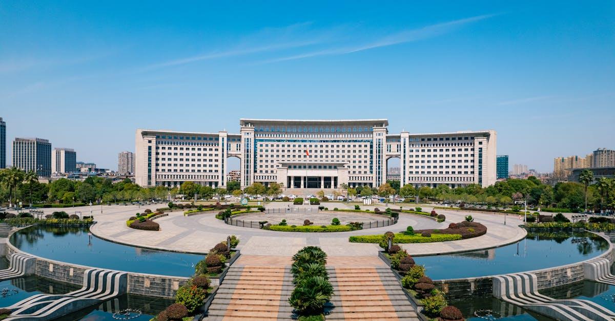 découvrez notre magnifique cour intérieure, un espace paisible et accueillant, idéal pour se détendre, organiser des événements ou profiter d'un moment de convivialité en plein air.