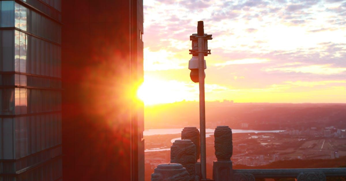 découvrez l'expérience unique d'un rooftop, un espace convivial et branché offrant des vues imprenables sur la ville. profitez de cocktails rafraîchissants, d'une ambiance animée et d'événements exclusifs tout en vous relaxant au sommet des immeubles. parfait pour des soirées entre amis ou des moments de détente après une longue journée.