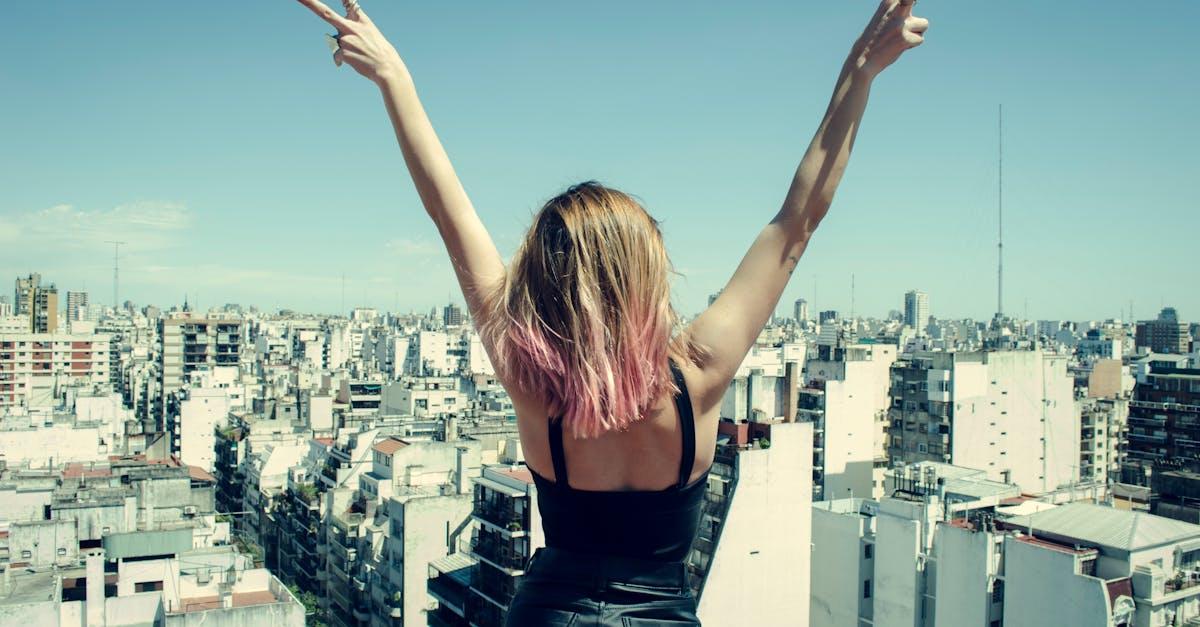 découvrez notre rooftop, un espace idyllique en hauteur où vous pourrez vous détendre tout en profitant d'une vue imprenable sur la ville. parfait pour des cocktails entre amis, des soirées romantiques ou des événements exclusifs, notre rooftop allie confort et sophistication.