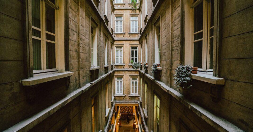 découvrez l'attrait unique d'un étroit cour, un espace intime qui allie charme et fonctionnalité, parfait pour créer une oasis de tranquillité en milieu urbain.