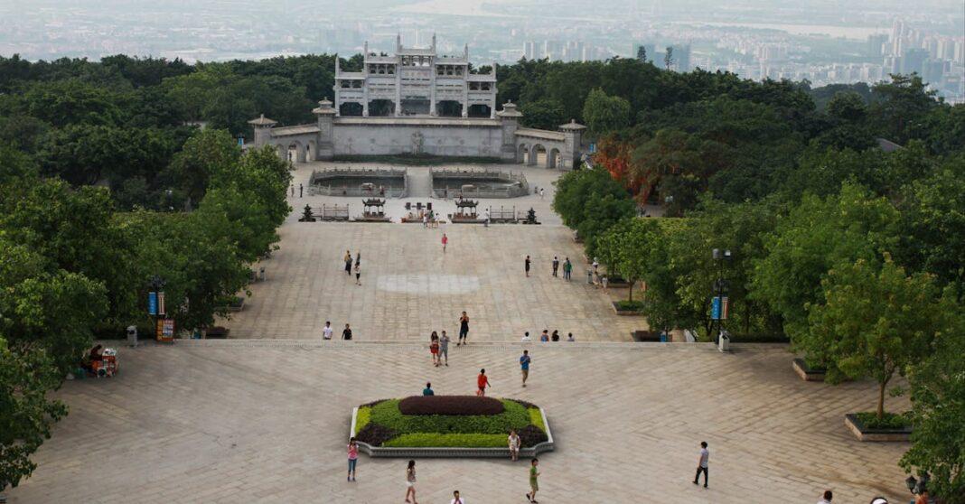 découvrez le square garden, un espace unique alliant nature et art, idéal pour se détendre, se ressourcer ou participer à des événements culturels. profitez d'un cadre chaleureux au cœur de la ville pour vivre des moments inoubliables.