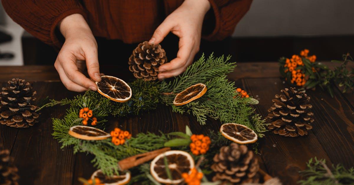 découvrez comment créer des bouquets de noël uniques avec notre guide diy ! apprenez à assembler des fleurs et des éléments déco pour apporter une touche festive à votre maison. parfait pour les amateurs de bricolage et ceux qui recherchent des idées de cadeaux personnalisés.