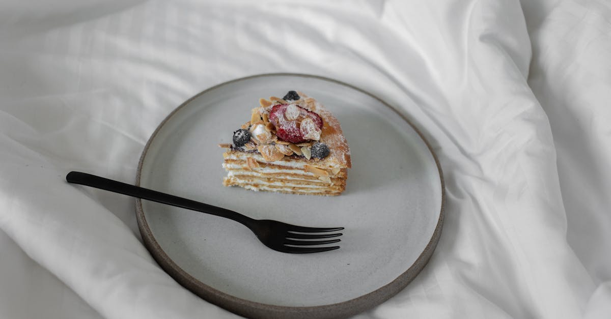 découvrez notre délicieux gâteau aux framboises, une véritable explosion de saveurs fruitées. parfait pour les amateurs de douceurs, ce dessert allie légèreté et onctuosité, idéal pour toutes les occasions. savourez une tranche de bonheur confectionnée avec des ingrédients frais et naturels.