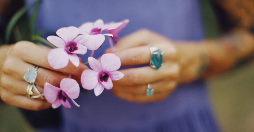 découvrez nos conseils essentiels pour prendre soin de vos orchidées. apprenez les meilleures pratiques d'arrosage, fertilisation et entretien pour faire fleurir vos plantes et assurer leur santé optimale tout au long de l'année.