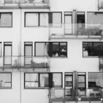 Aménager Un Petit Balcon : 10 Idées Pour Gagner De L’Espace découvrez des idées innovantes et modernes pour concevoir un balcon élégant et fonctionnel. apprenez à optimiser l'espace extérieur de votre maison avec des astuces de décoration, des matériaux adaptés et des styles inspirants pour profiter pleinement de votre balcon.