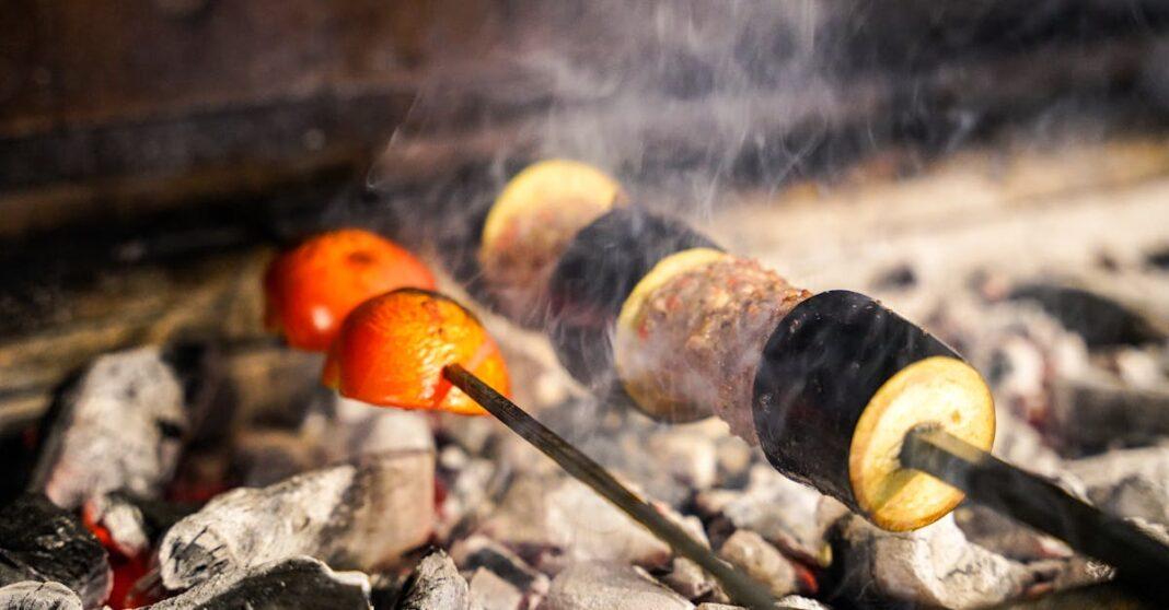 découvrez la tomate black krim, une variété savoureuse et juteuse originaire de crimée, connue pour sa couleur noirâtre et ses notes de goût riches. idéale pour vos salades, sauces et plats cuisinés, elle apportera une touche unique à vos recettes. plantez-la dans votre jardin et savourez cette délicieuse tomate au caractère exceptionnel.