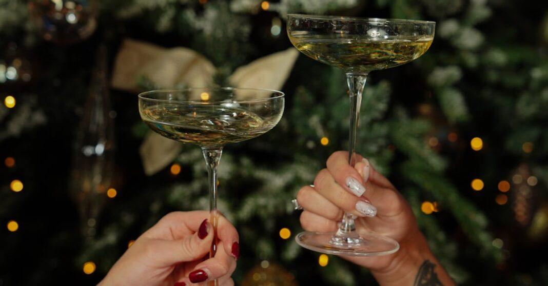découvrez notre sélection de cocktails de noël qui apporteront une touche festive à vos célébrations. des recettes savoureuses et faciles à préparer, idéales pour réchauffer vos soirées hivernales entre amis ou en famille.