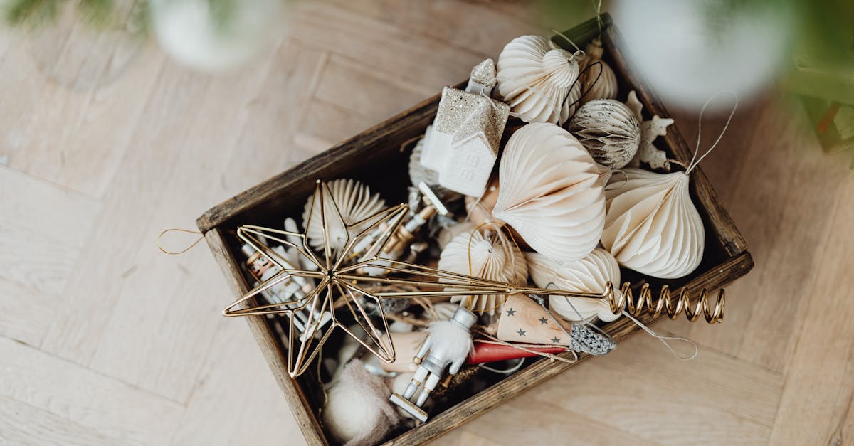 découvrez notre collection de décorations pour sapin de noël, alliant élégance et tradition. créez une ambiance festive inoubliable grâce à des ornements variés, des guirlandes scintillantes aux boules colorées. transformez votre intérieur en un véritable conte de noël !