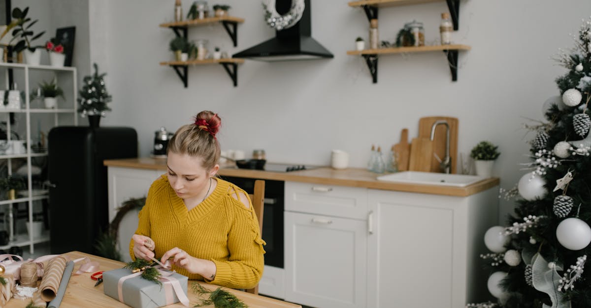découvrez comment réaliser vous-même des décorations de noël uniques et créatives pour embellir votre intérieur pendant les fêtes. suivez nos idées diy faciles à réaliser et surprenez vos proches avec vos talents d'artisan !