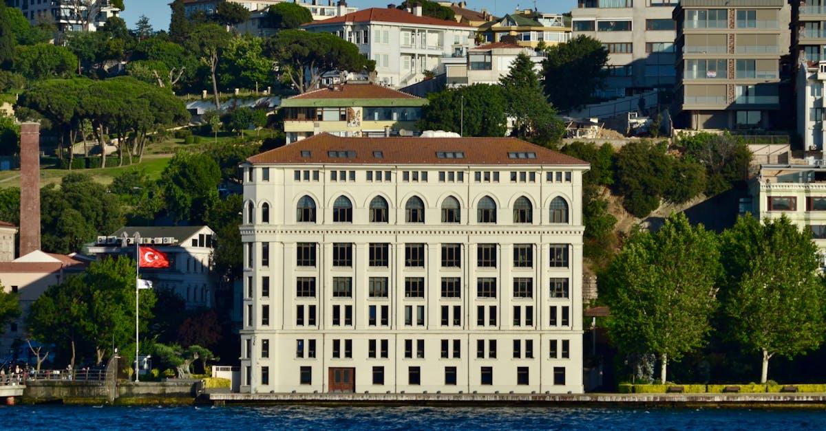 découvrez l'élégance sous toutes ses formes : un voyage fascinant à travers la mode, le design et l'art de vivre raffinés. inspirez-vous des tendances intemporelles qui transforment votre quotidien en une expérience chic et sophistiquée.