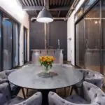 découvrez notre terrasse fleurie, un espace enchanteur où la nature s'épanouit. profitez de moments de détente au milieu des fleurs, idéal pour des repas en plein air ou des soirées estivales sous le ciel étoilé.