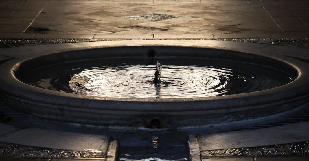 découvrez l'élégance des fontaines, véritables œuvres d'art qui embellissent vos espaces extérieurs. explorez nos modèles variés, allant des classiques aux contemporains, pour apporter une touche de sérénité et de beauté à votre jardin.