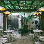 Entretenir Son Mobilier De Jardin : 5 Astuces Longévité découvrez nos conseils pour l'entretien optimal de vos meubles d'extérieur. prolongez la durée de vie de vos accessoires de jardin grâce à des astuces pratiques et des produits adaptés. transformez votre espace extérieur en un lieu accueillant et durable.