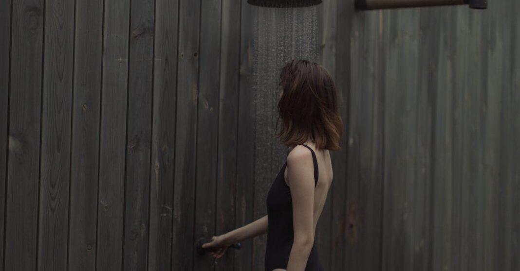 découvrez notre sélection de douches extérieures pour transformer votre espace extérieur. pratiques et esthétiques, nos douches vous offrent un endroit idéal pour vous rafraîchir après une journée au soleil. idéales pour la plage, la piscine ou le jardin, elles allient confort et design.