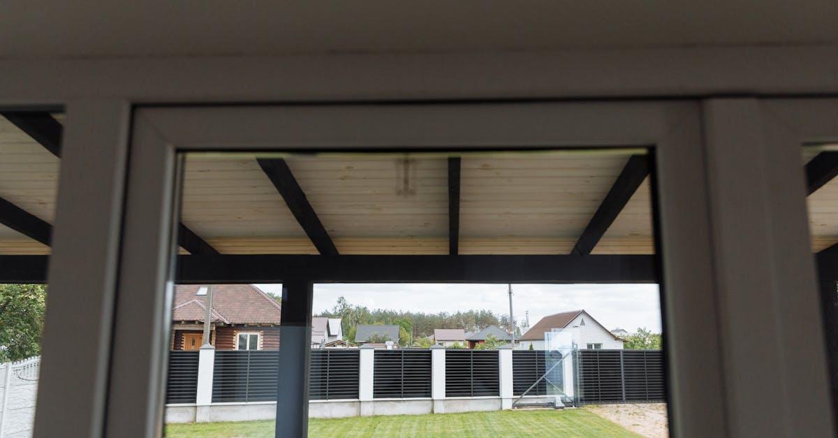 découvrez des solutions innovantes pour préserver votre intimité au jardin : clôtures, haies, écrans et astuces pour un espace extérieur protégé des regards indiscrets.