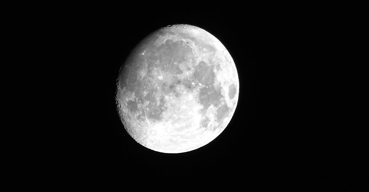 découvrez les différentes phases de la lune, de la nouvelle lune à la pleine lune, et apprenez comment elles influencent la nature et notre quotidien.