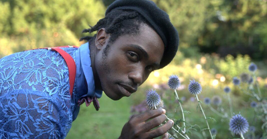 le naked gardening day est une journée originale célébrée chaque année pour encourager le jardinage dans sa plus simple expression : au naturel. découvrez l’histoire de cette fête, ses bienfaits et des conseils pour y participer en toute sécurité et bonne humeur.