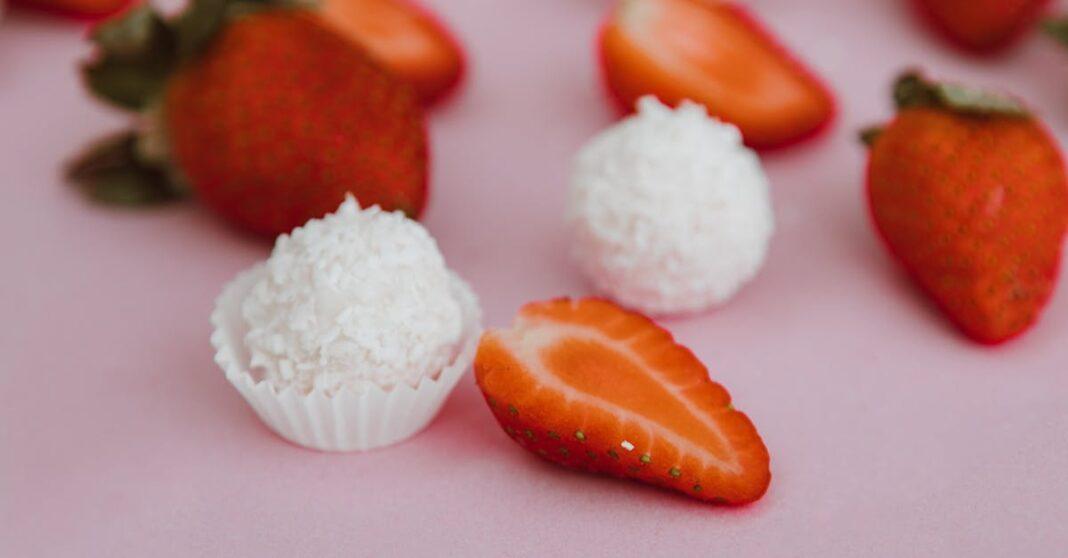 découvrez tout sur la fraise : ses bienfaits, sa culture, ses variétés et des idées gourmandes pour l'intégrer à vos recettes. apprenez à choisir et conserver ce fruit délicieux pour profiter pleinement de sa fraîcheur.