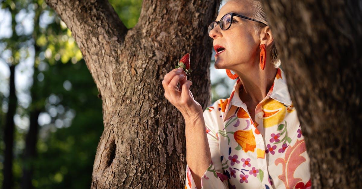 découvrez le strawberry tree, un arbre fruitier méditerranéen aux fruits savoureux et à la floraison décorative. idéal pour décorer votre jardin tout en profitant de ses baies riches en vitamines.