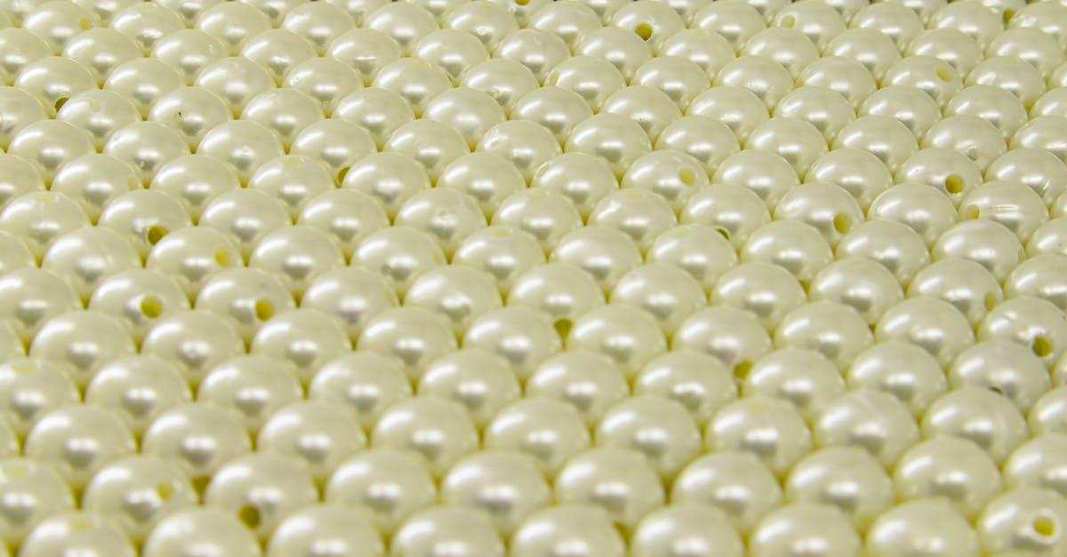 découvrez la signification, les styles et les conseils pour porter le collier « string of pearls », un classique intemporel en bijouterie, symbole d’élégance et de raffinement.