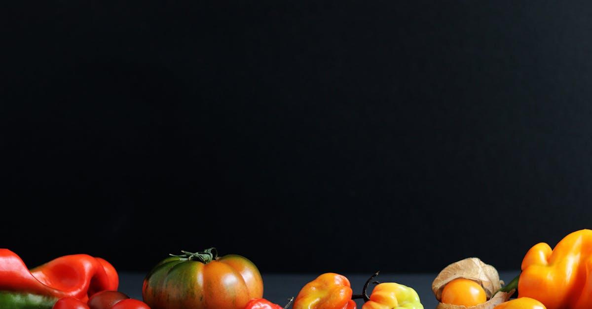 découvrez la tomate black cherry, une variété unique à la saveur sucrée et à la couleur pourpre foncé. idéale pour les salades, apéritifs ou potagers, elle séduit par son goût exceptionnel et sa richesse en antioxydants.