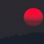 Découvrez tout ce qu'il faut connaître sur la fascinante Lune rouge découvrez la signification et les mystères de la blood moon, ce phénomène lunaire rare où la lune prend une teinte rouge spectaculaire. explications, légendes et dates des prochaines éclipses lunaires.