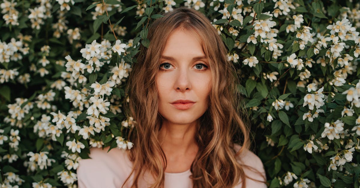 découvrez le jasmin, une plante parfumée aux fleurs blanches délicates, prisée pour son arôme envoûtant et ses bienfaits en cosmétique, parfum et infusion.