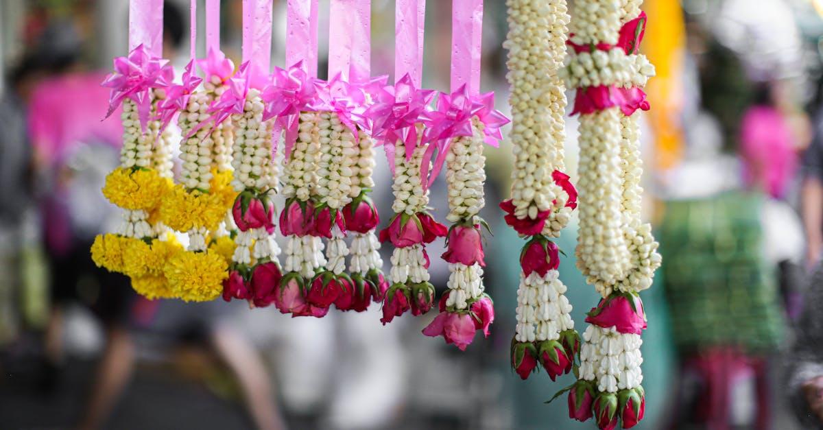 découvrez le jasmin, une plante aux fleurs délicates et au parfum envoûtant, appréciée en jardinage, cosmétique et parfumerie. origine, bienfaits et conseils d'entretien.