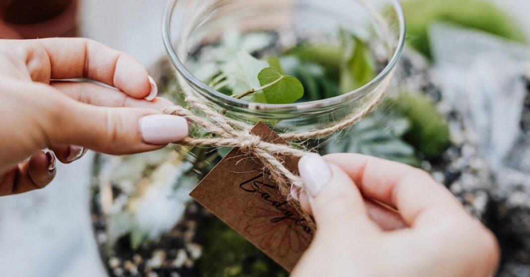 découvrez l'art floral japonais du kokedama : apprenez à réaliser ces superbes sphères de mousse végétale pour sublimer votre intérieur avec originalité et élégance.