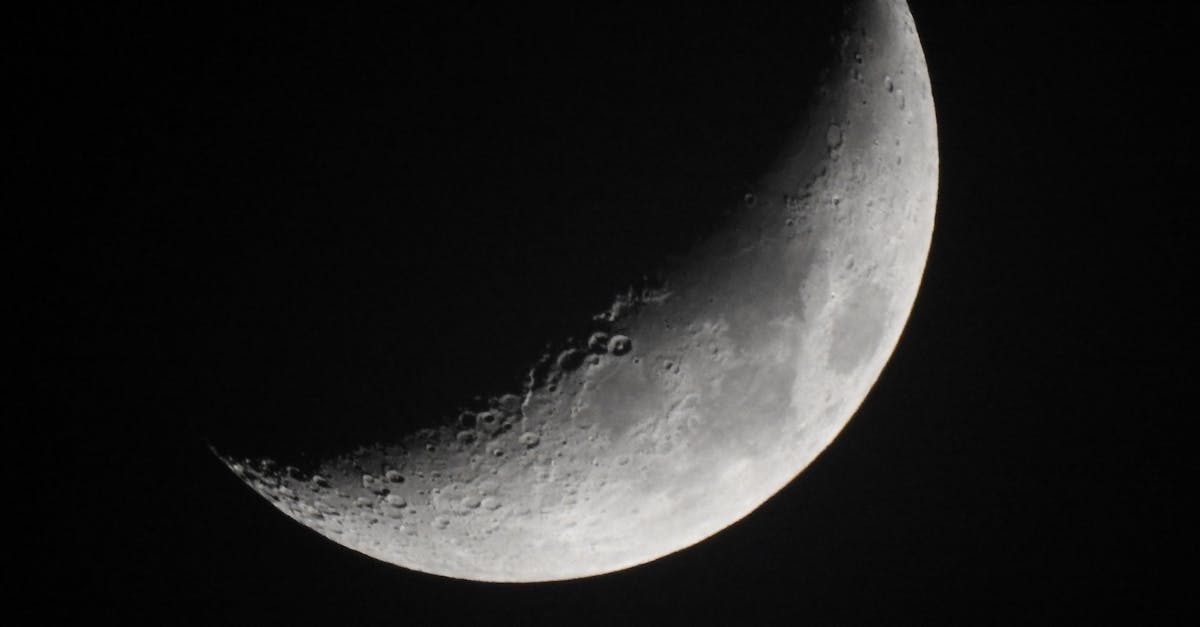 découvrez les différentes phases de la lune, leurs caractéristiques et leur influence sur la terre. apprenez comment observer chaque phase lunaire et comprenez leur importance en astronomie.