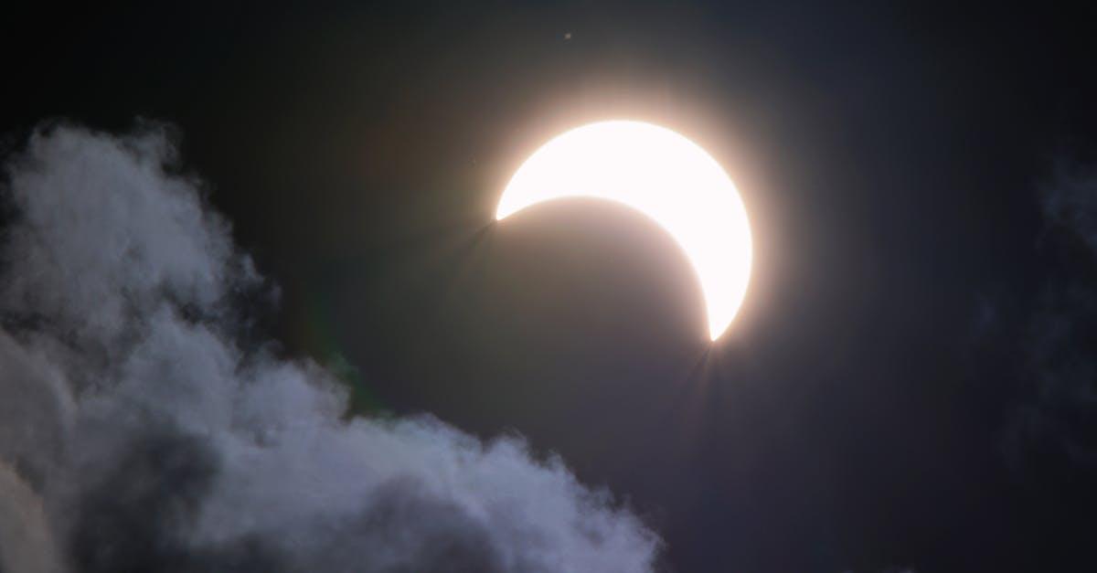 découvrez toutes les phases de la lune, leur signification et comment les observer facilement. guide complet sur les différentes étapes du cycle lunaire et leurs effets.