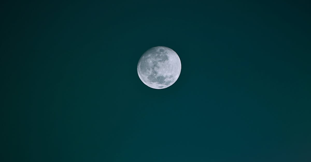 découvrez tout sur les phases de la lune : leur signification, leur cycle et leur impact sur la vie quotidienne. explications simples pour mieux comprendre les différentes phases lunaires.