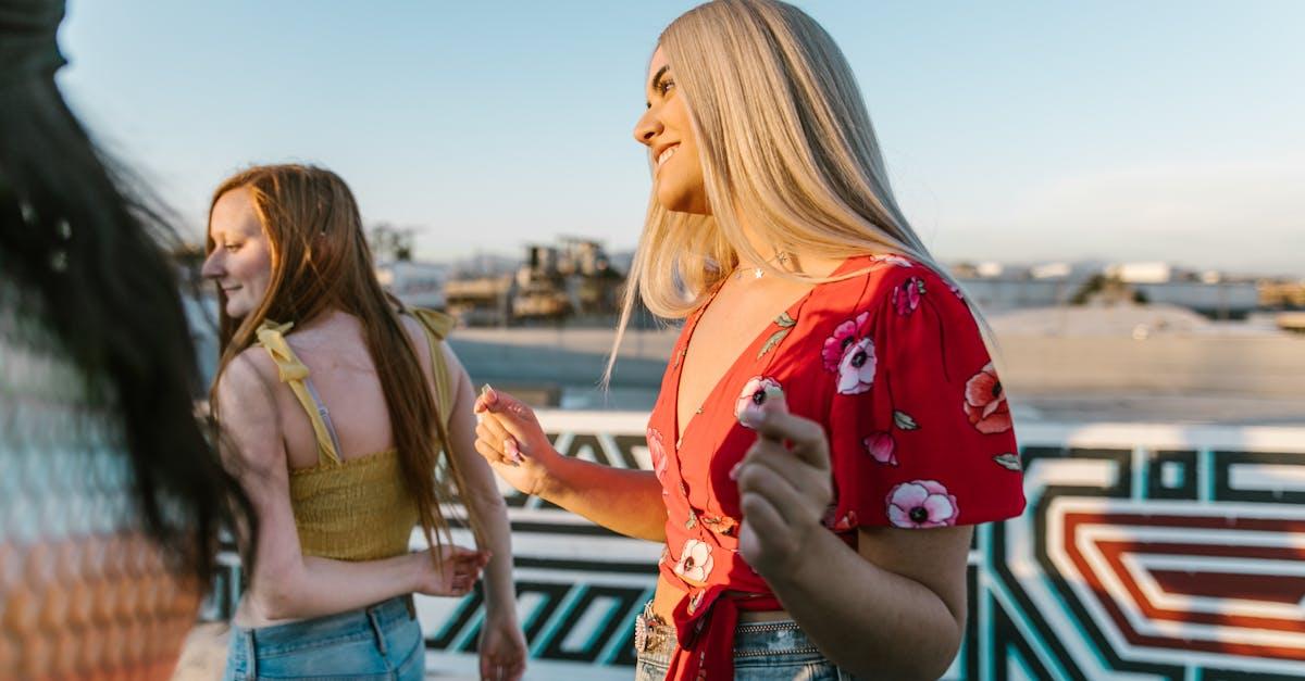 profitez d'un espace de détente unique sur une roof terrace, idéal pour admirer la vue, organiser des événements ou simplement savourer un moment de convivialité en plein air.