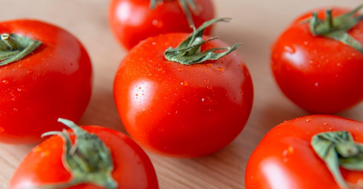 découvrez tout sur la tomate : ses bienfaits pour la santé, ses différentes variétés, conseils de culture et idées de recettes gourmandes à base de tomate.