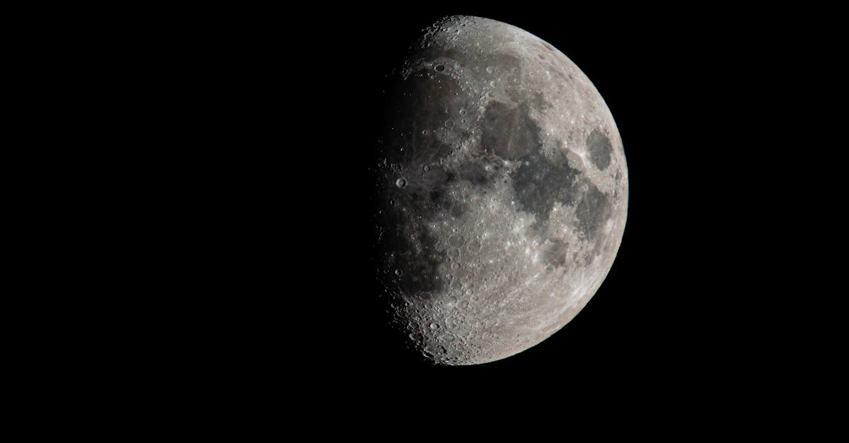 découvrez tout sur les phases lunaires, leur signification, leur cycle et leur influence au fil du mois. explorez comment la lune change d'apparence et impacte la terre.