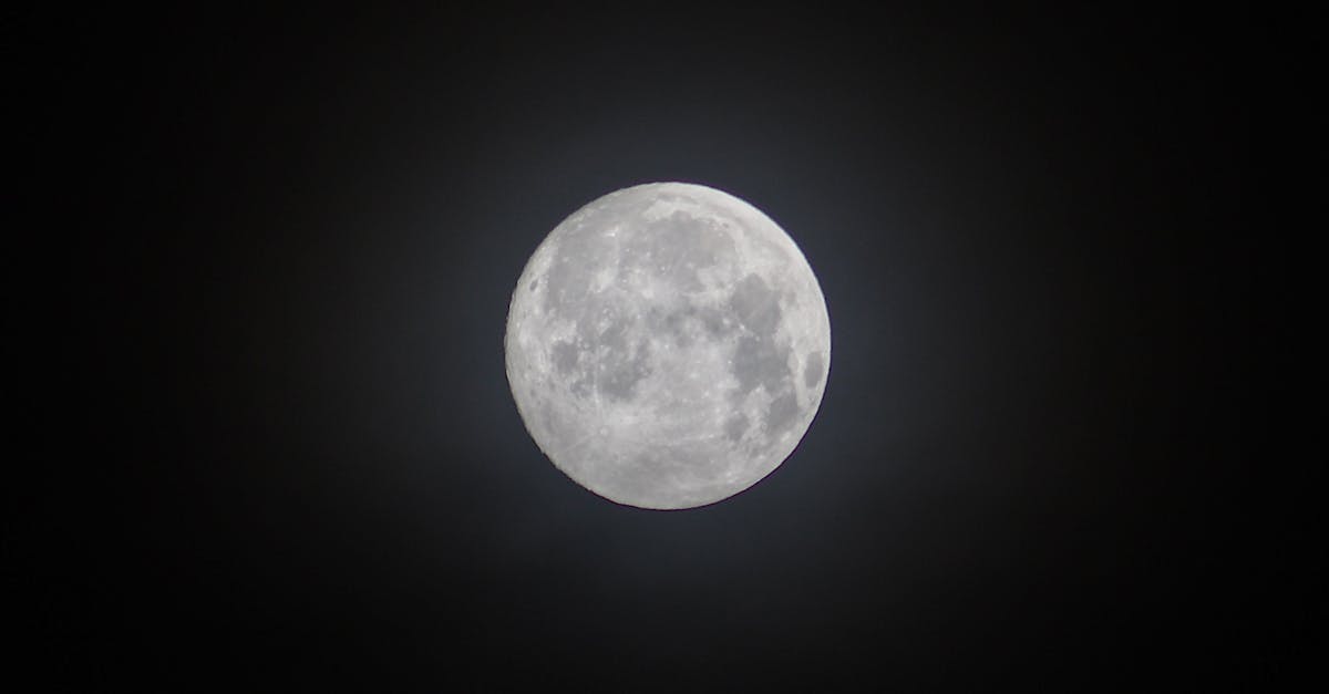 découvrez tout sur les phases lunaires : explications, calendrier, influence sur la terre et astuces pour les observer facilement chaque mois.