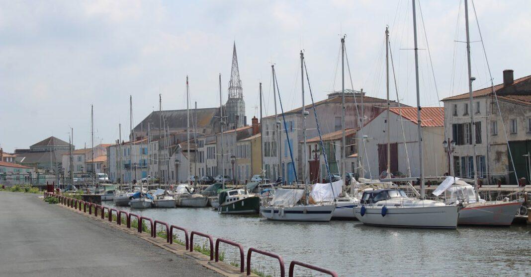 découvrez marans, charmante commune de charente-maritime connue pour son patrimoine, sa nature préservée et sa célèbre poule aux œufs foncés. idéal pour un séjour authentique en nouvelle-aquitaine.