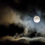 la sagesse de la vieille lune et la promesse de la jeune lune découvrez tout sur la lune : ses caractéristiques, son histoire, son impact sur la terre et les dernières explorations spatiales. un guide complet pour mieux comprendre notre satellite naturel.