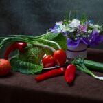 Concombres bouquet la verite sur la grappe doeufs fleurs et ovaires A colorful arrangement of vegetables and a flower bouquet on a table.