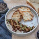Caviar de champignons opiat recettes hiver sans stérilisation et classiques Delicious gourmet breakfast featuring toasted bread with mushrooms and fresh herbs.