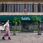 Batavia : la laitue qui croque la vie en 2026 — culture, plantation et récolte A fashionable woman walks past Café Batavia in Jakarta, Indonesia, showcasing modern urban lifestyle.