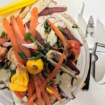 Lombricompostage en 2026 : 1,5 % de sel, les vers trinquent A vibrant pile of vegetable peels for composting, promoting sustainable living.