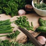 Couper le persil sans le raser : récolter autour du cœur A vibrant still life of fresh herbs on a rustic wooden cutting board, perfect for culinary inspiration.