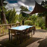 Terrasse de restaurant ou d'hôtel : éclairer sans abîmer le jardin brown wooden table with chairs and umbrella