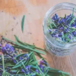 4 plantes aromatiques de Provence, 3 règles et le piège du pot détrempé Top view of lavender and rosemary herbs in a glass jar for aromatherapy.